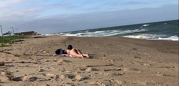  Publico Safada se masturbando na praia, Beach masturbation public flash caught on tape micro bikini